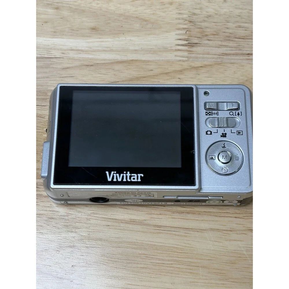 Nikon Coolpix 4600 Digital Camera Silver Tested Works w Box Charger Case SD Card